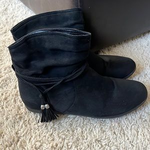 Arizona brand-Womens 11M black Kelly boot with fringe tassel on the side.